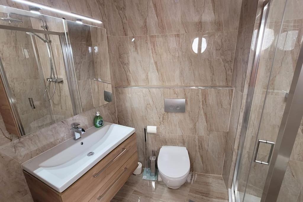 Luxusni Apartman Nedaleko Centra Praga Esterno foto