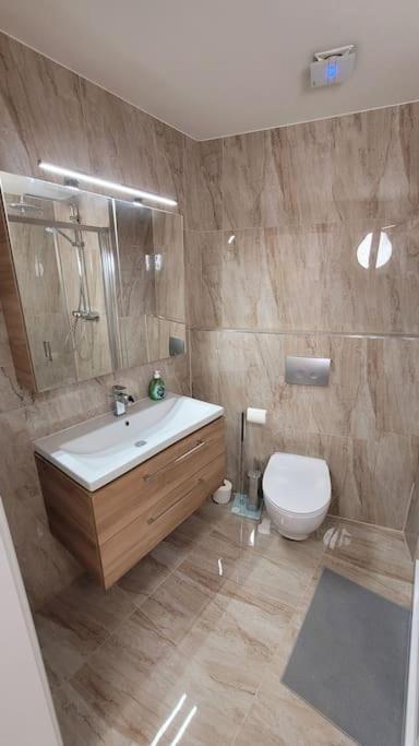 Luxusni Apartman Nedaleko Centra Praga Esterno foto
